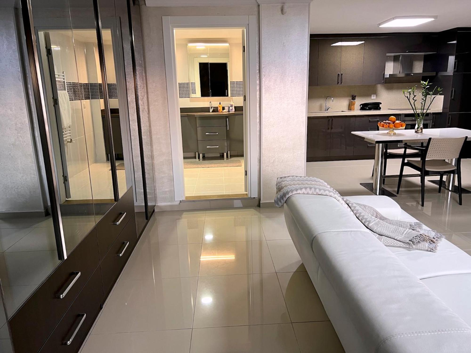 New Seaview Bachelor Apartment Privacy + Closets 穆达尼亚 外观 照片
